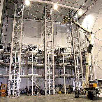 Shuttle – Hubvorrichtung ·  Traglast bis 500 kg ·   Funktion: Heben von Shuttles in Regalebenen ·   Vertikal – Hub bis 20.000 mm ·  Hubgeschwindigkeit 2m/sec