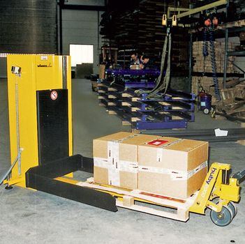 Palettenlift PALI 10Das mobile Hebegerät mit 230 V Anschluß
Tragkraft: 1000 kg x 600 mm LSP
Hub: 850 mm
Europaletten: 800 x 1200 mm
Hub elektrohydraulisch: P = 0 · 75 kW/230 V/50 Hz
Drucktasten-Steuerung
Sonderausführungen auf Anfrage