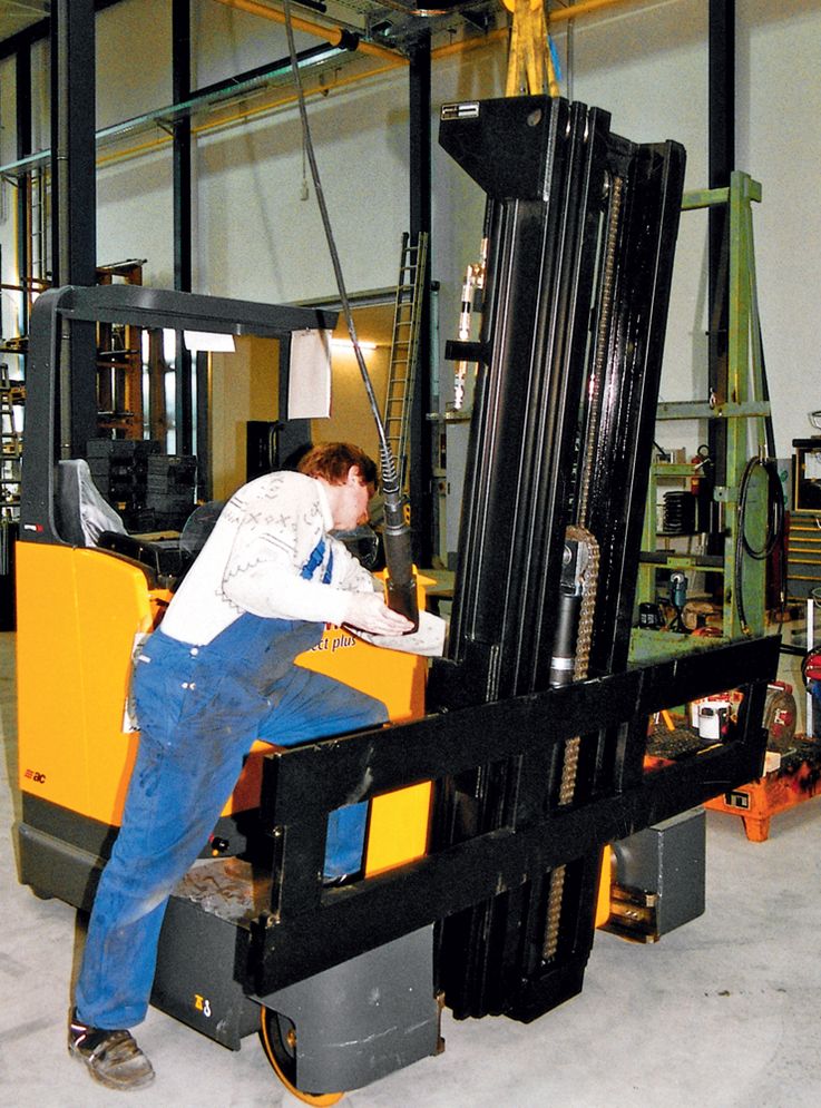 Options for lift masts · mounting of special lift masts on trucks on request.