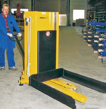 Palettenlift PALI 10Das mobile Hebegerät mit 230 V Anschluß
Tragkraft: 1000 kg x 600 mm LSP
Hub: 850 mm
Europaletten: 800 x 1200 mm
Hub elektrohydraulisch: P = 0 · 75 kW/230 V/50 Hz
Drucktasten-Steuerung
Sonderausführungen auf Anfrage
